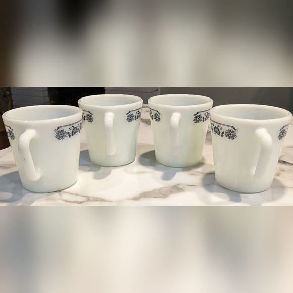 Set of 4 Pyrex mugs - Picture 3 of 9